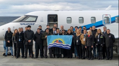 Alicia Kirchner presentó como un "hito histórico" el nuevo avión sanitario provincial