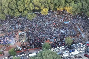 Banderazo en apoyo de Cristina Kirchner se trasladó a Parque Lezama