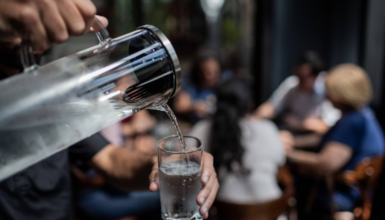 Los boliches y bares de la provincia de Buenos Aires deberán repartir agua gratis