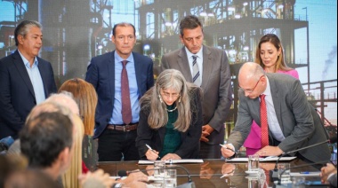 Massa firmó un convenio para reactivar la planta de agua pesada más grande del mundo