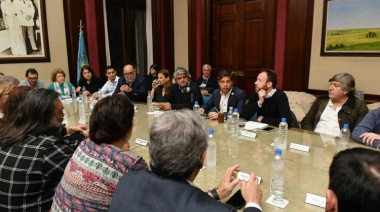 El Gobierno bonaerense oficializó el aumento salarial a docentes y estatales