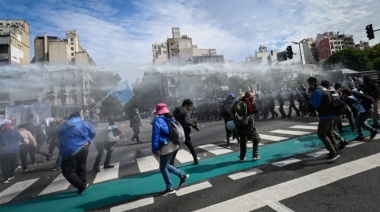 Feroz represión policial a la marcha de organizaciones sociales