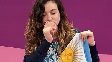Abanderada paralímpica se lavó las manos después de saludar a Milei