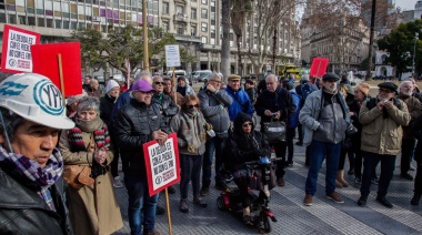 Jubilados y agrupaciones políticas marchan a Plaza de Mayo en contra del veto de Milei a la movilidad jubilatoria