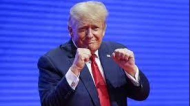 En sus primeras horas, Trump revirtió 80 medidas de Biden