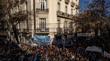 Miles de personas pasaron por la casa de la expresidenta antes de ir a la Plaza