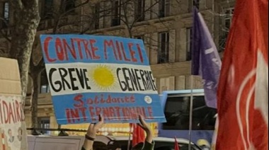El Colectivo Argentina en Lucha París protesta en Francia contra el gobierno de Javier Milei