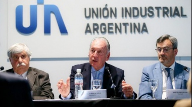 La UIA rechazó un aumento salarial por decreto y pidió negociar sueldos en paritarias