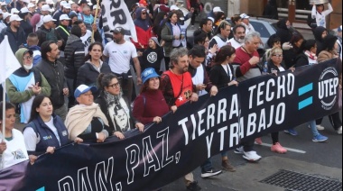 Movimientos sociales y sindicatos marcharon contra la política económica y social del gobierno nacional.