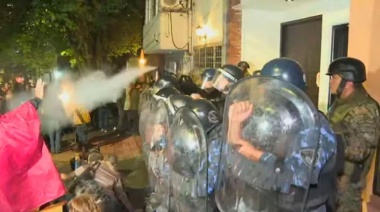 Hubo fuertes incidentes frente a la casa del gobernador Passalacqua