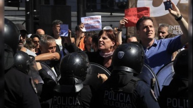 La Policía de la Ciudad reprimió a docentes y jubilados