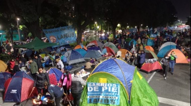 Jornada de acampe y cortes de tránsito en la 9 de Julio por reclamos de aumentos en planes sociales