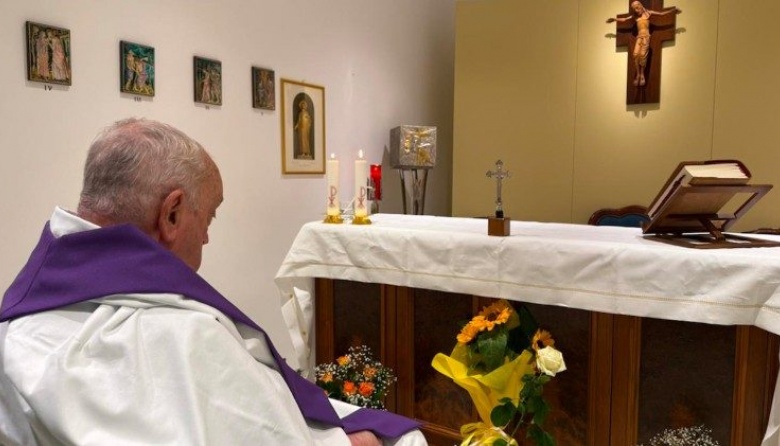 El Vaticano difunde la primera foto del papa Francisco tras más de un mes de internación