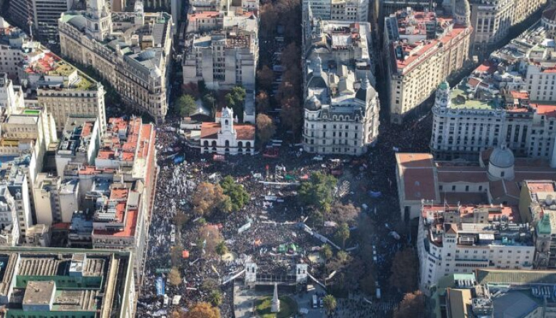 Kicillof en Plaza de Mayo: "Acá tenemos que estar, en la calle"