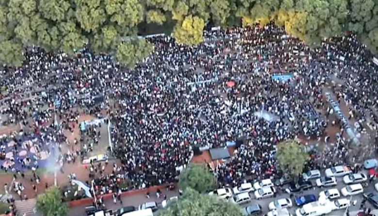 Banderazo en apoyo de Cristina Kirchner se trasladó a Parque Lezama
