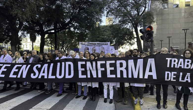 Abrazo al Hospital de Clínicas en reclamo de mayor presupuesto