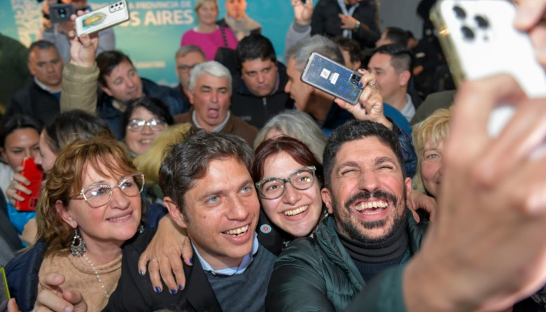 El Gobernador inauguró instituciones educativas y entregó escrituras y patrulleros
