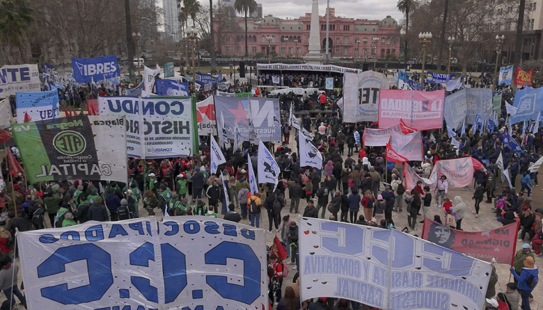 La convocatoria “Paz, Pan, Tierra, Techo y Trabajo” de las organizaciones sociales contó con el acompañamiento de la CGT