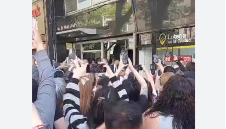 Milei se mostró en el microcentro porteño y fue abucheado por los vecinos