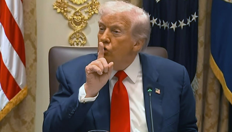 La oposición calificó de "extorsión" el comentario de Trump a Milei