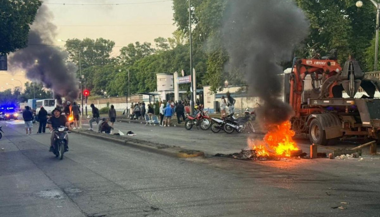 Sigue la protesta de la Policía de Santa Fe por mejora salarial. Choques entre efectivos y acuartelamiento