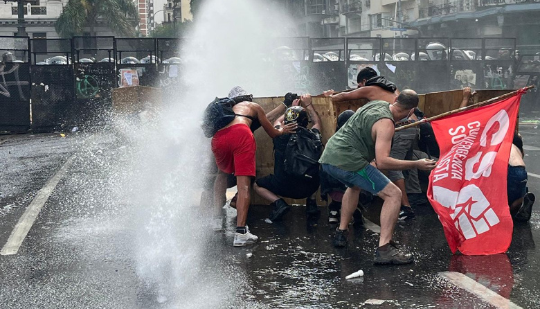 La policía avanzó sobre los manifestantes que marchaban contra la reforma laboral de Milei