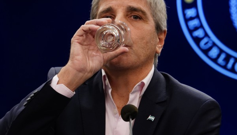 Denunciaron penalmente a Caputo por «manipulación» del INDEC y violación del secreto estadístico