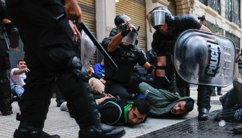 Argentina está en la lista de países con mayor retroceso democrático desde la llegada de Milei