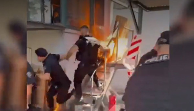 Un hombre se atrincheró en una empresa  y se prendió fuego