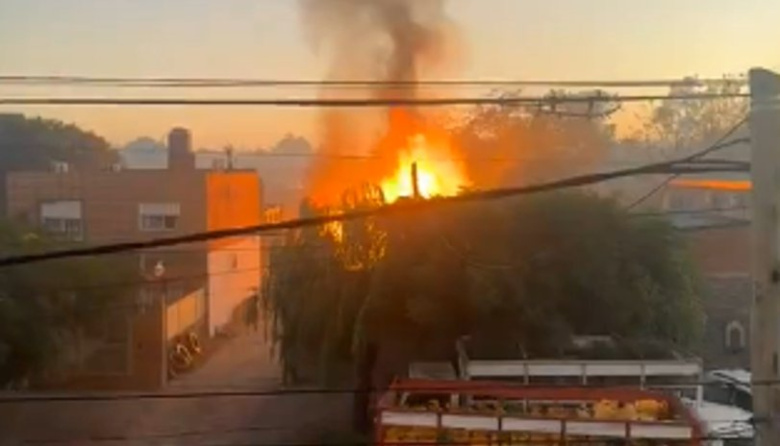 Explociones y fuego en un deposito de garrafas