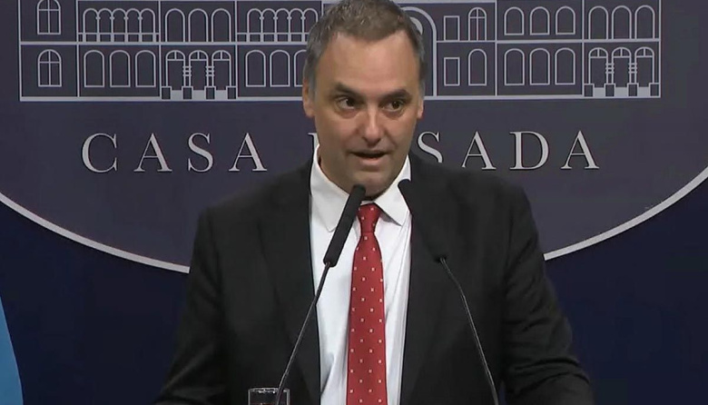 Adorni se negó a responder preguntas sobre los viajes con su esposa