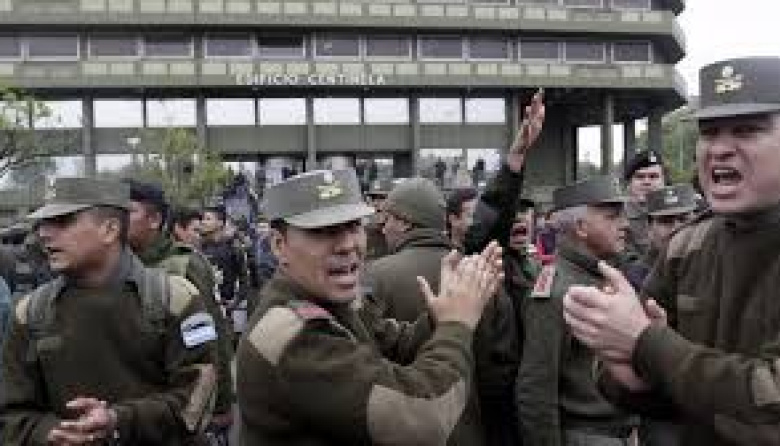 Las Fuerzas federales convocaron a un abrazo solidario en reclamo por los bajos sueldos y la falta de cobertura médica