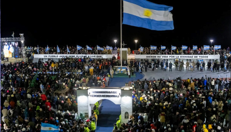 Multitudinaria Vigilia por Malvinas con un fuerte mensaje de soberanía en Río Grande
