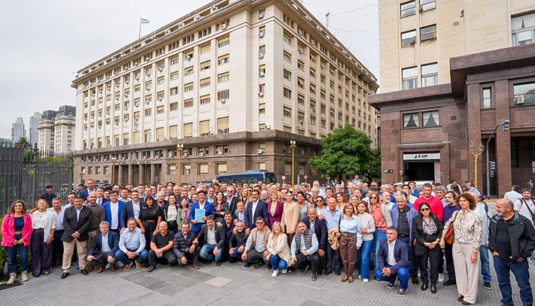 Intendentes de todo el país marcharon contra el desfinanciamiento de Milei y Caputo