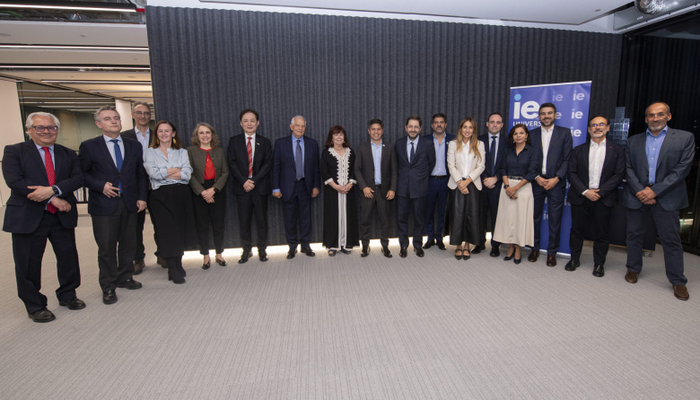 Kicillof cierra su gira por España con una intensa agenda en Barcelona