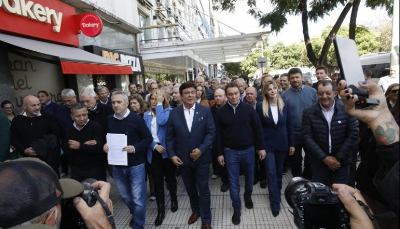 Intendentes encabezaron una movilización a Capital Humano por fondos adeudados