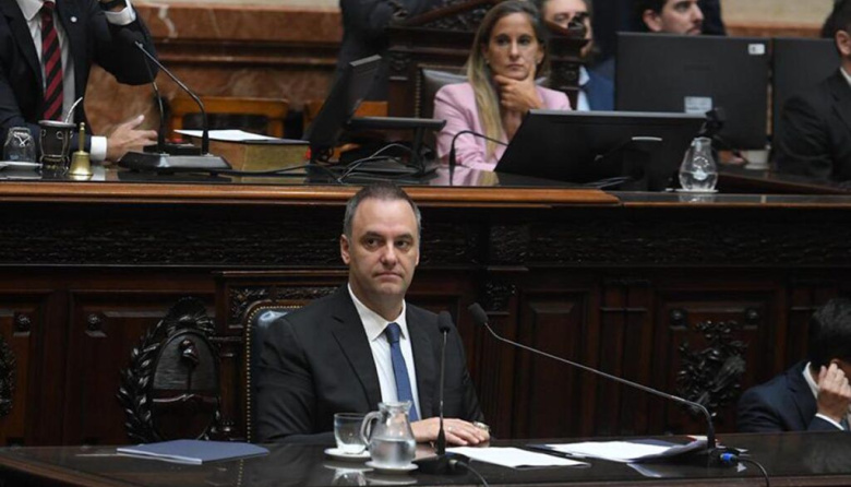  Manuel Adorni, rechazó la posibilidad de presentar la renuncia a su cargo y señaló: “Por el contrario estoy acá dando la cara”