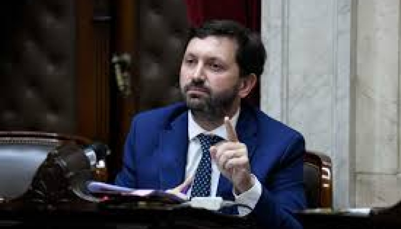 El Diputado Juliano recordó que Adorni sacó "un traje en cuotas"