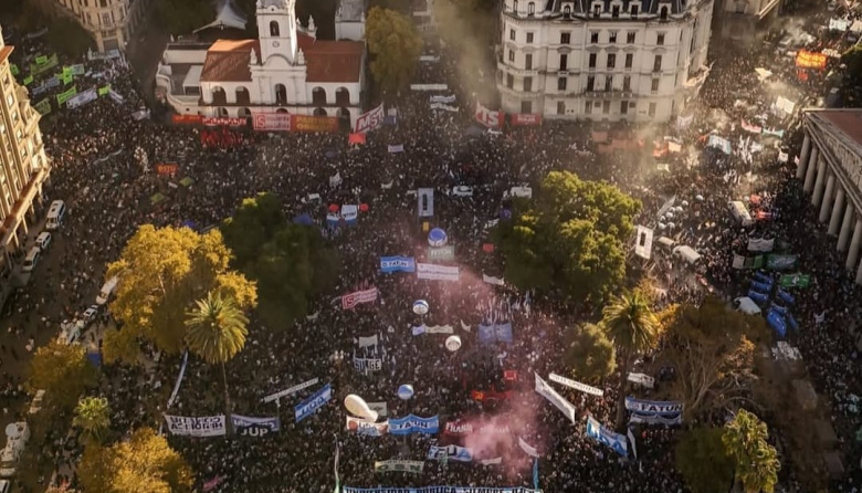 Multitudinaria presencia universitaria en la Plaza para exigir al Gobierno la aplicación de la Ley de Financiamiento