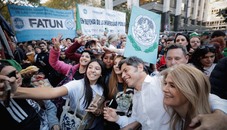 El gobernador Axel Kicillof participó de la Cuarta Marcha Federal Universitaria en Plaza de Mayo