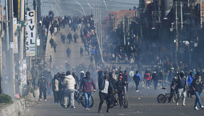 Al menos un herido tras choques entre policías y manifestantes en La Paz