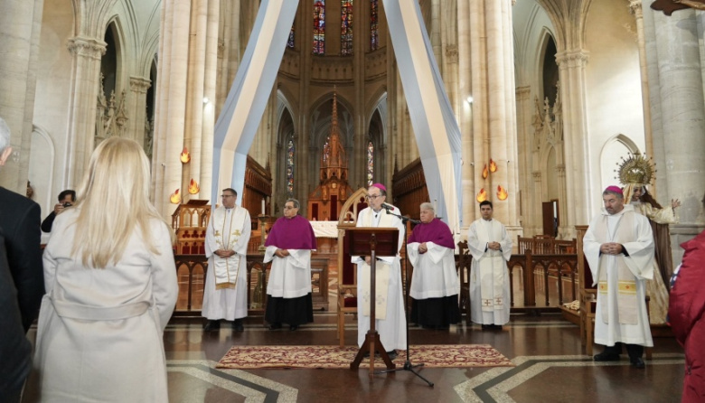 “Hoy los trabajadores están despojados de sus derechos”, dijo el arzobispo desde la Catedral de La Plata