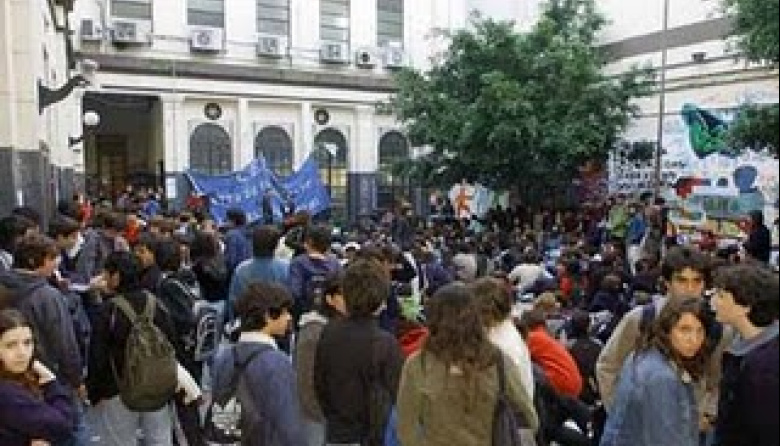 Estudiantes tomaron el Pellegrini y el Buenos Aires