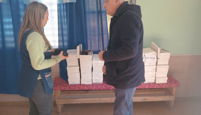 Entrega de calzado en Jardines y Escuelas primarias del distrito