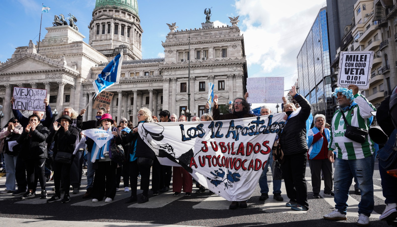Multitudinaria marcha de jubilados con  la CGT, las dos CTA y movimientos sociales