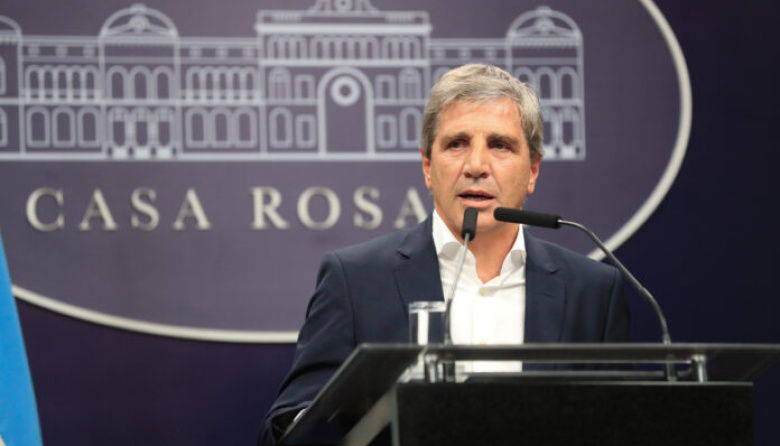 Luis Caputo dijo que tener los dólares bajo el colchón es un muy mal negocio