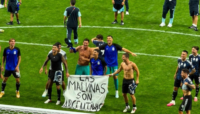 Milei reprocha nuevamente por "la bandera de Malvinas" que mostró la seleccion argentina