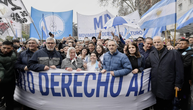El gobernador bonaerense Axel Kicillof participó este jueves de la movilización frente al Congreso de la Nación