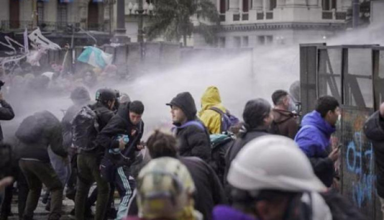 Una fotógrafa fue herida durante la represión en el Congreso