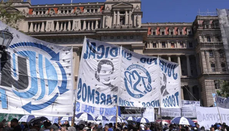Marchan los endeudados, las centrales sindicales y los movimientos sociales